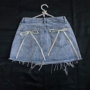 Cute Mini Skit with Bow Pocket Design 

Size: 6
Condition: New